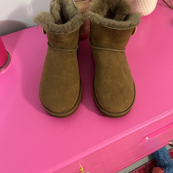 Women’s Uggs size 10 worn once - Picture 2 of 2